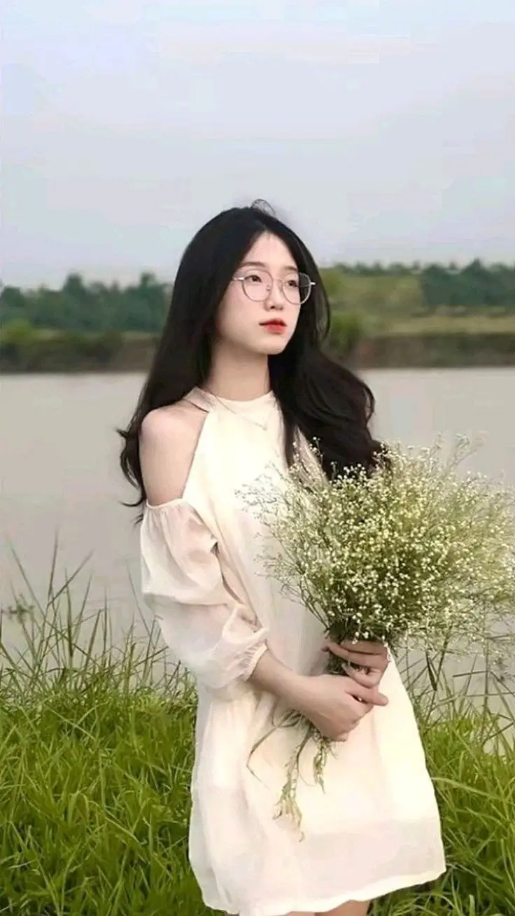Hình ảnh cô gái cầm hoa đẹp - Tuyển tập ấn tượng 31