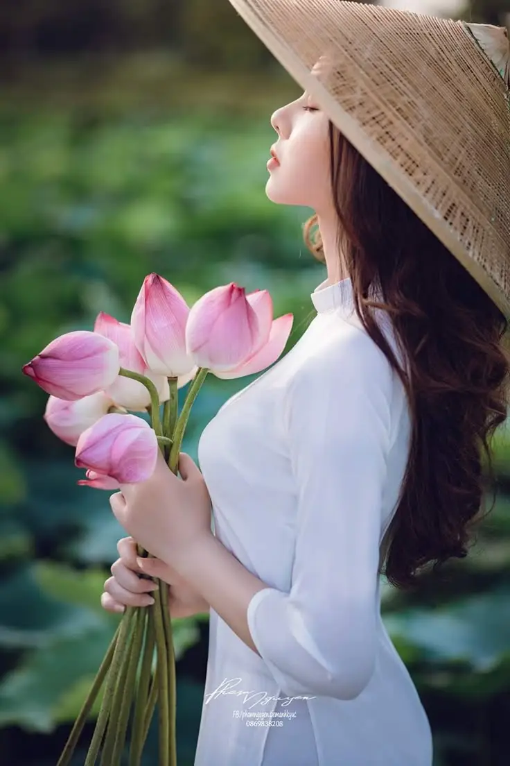 Hình ảnh cô gái cầm hoa đẹp - Tuyển tập ấn tượng 44