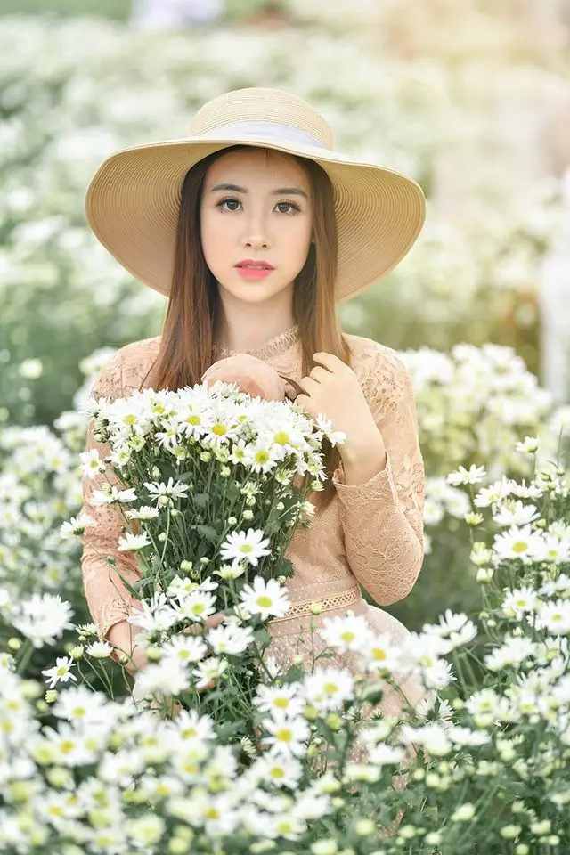 Hình ảnh cô gái cầm hoa đẹp - Tuyển tập ấn tượng 48