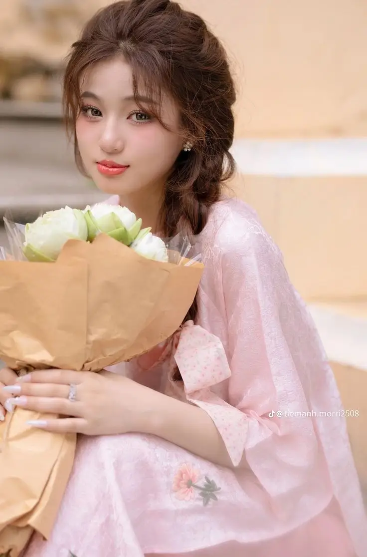 Hình ảnh cô gái cầm hoa đẹp - Tuyển tập ấn tượng 61