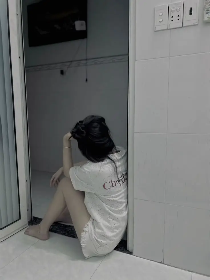 Hình Ảnh Cô Gái Nằm Viện: Cảm Nhận Xúc Động 2