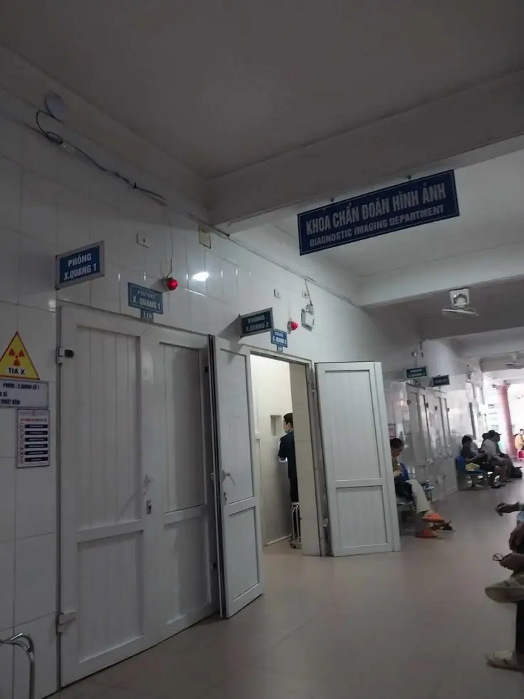 Hình Ảnh Cô Gái Nằm Viện: Cảm Nhận Xúc Động 5