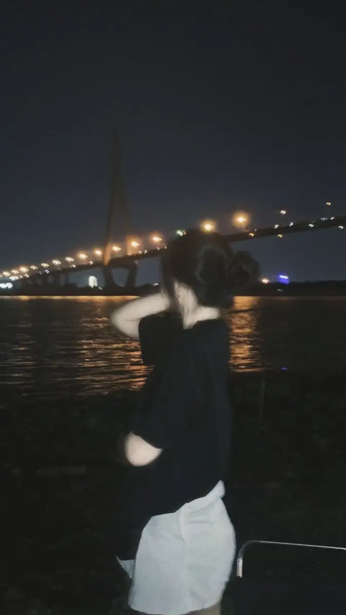 Hình ảnh cô gái quay lưng buồn đầy tâm trạng 15