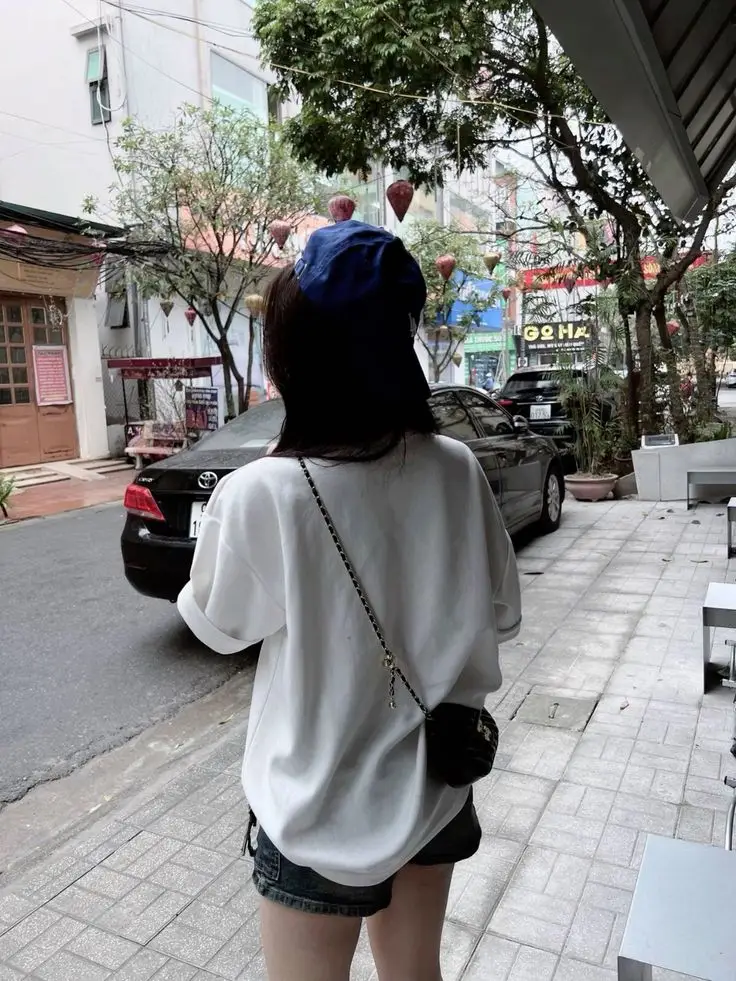Hình ảnh cô gái quay lưng buồn đầy tâm trạng 53
