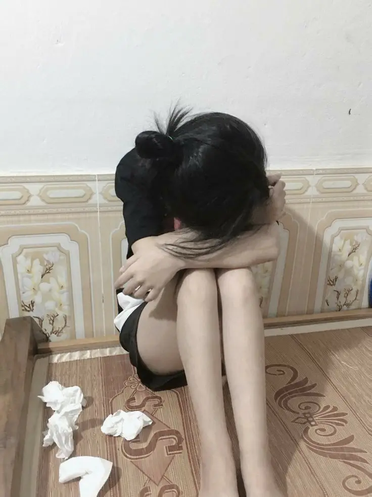 Hình ảnh cô gái quay lưng buồn đầy tâm trạng 57