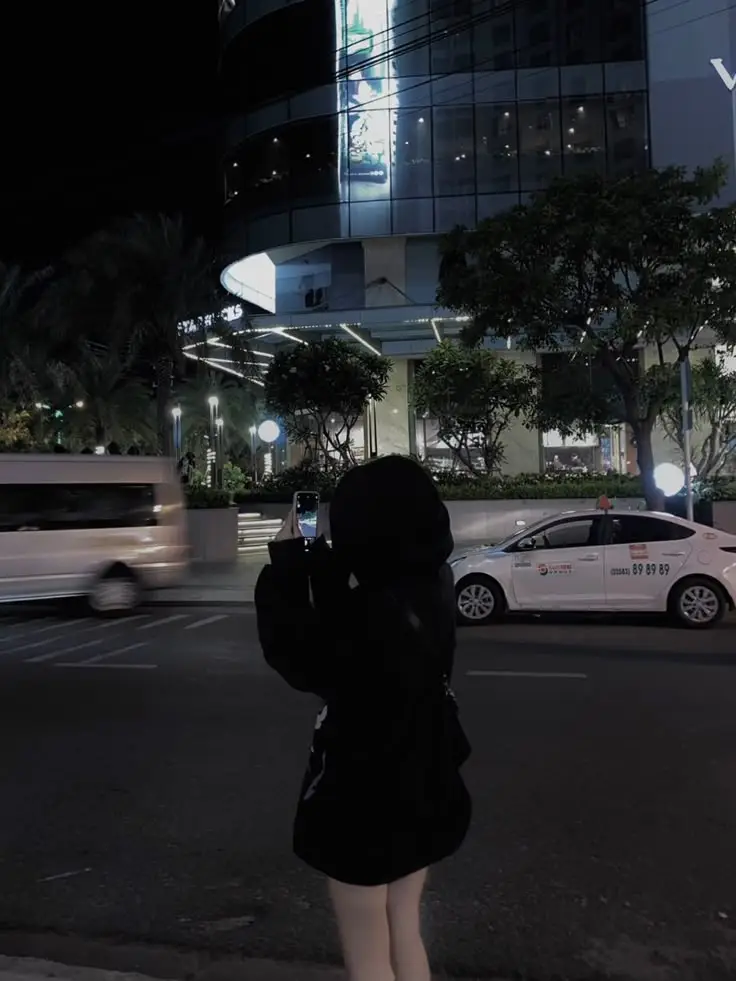 Hình ảnh cô gái quay lưng buồn đầy tâm trạng 58