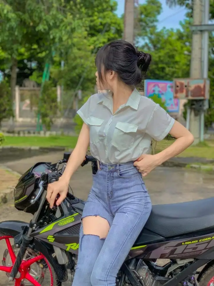 Hình Ảnh Gái Ngồi Xe Độ - Sự Kết Hợp Giữa Sắc Đẹp Và Hiện Đại 15