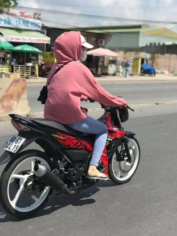 Hình Ảnh Gái Ngồi Xe Độ - Sự Kết Hợp Giữa Sắc Đẹp Và Hiện Đại 17