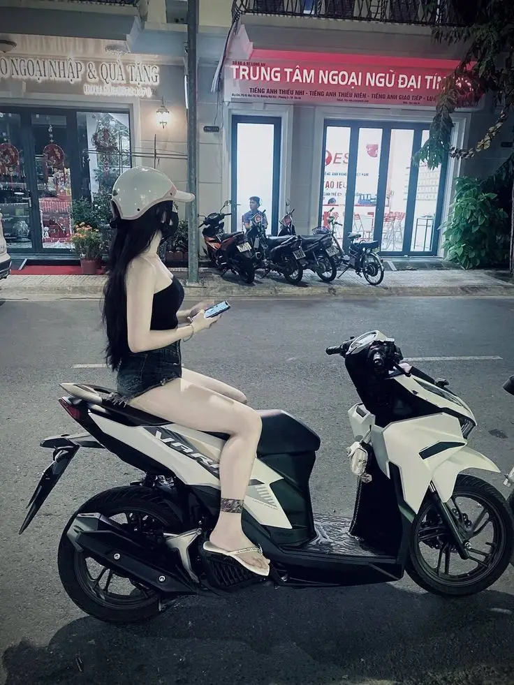 Hình Ảnh Gái Ngồi Xe Độ - Sự Kết Hợp Giữa Sắc Đẹp Và Hiện Đại 20