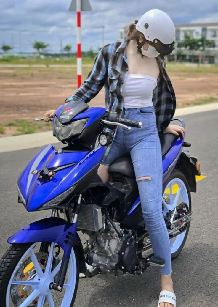 Hình Ảnh Gái Ngồi Xe Độ - Sự Kết Hợp Giữa Sắc Đẹp Và Hiện Đại 27