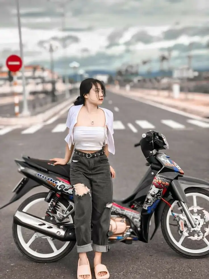 Hình Ảnh Gái Ngồi Xe Độ - Sự Kết Hợp Giữa Sắc Đẹp Và Hiện Đại 30
