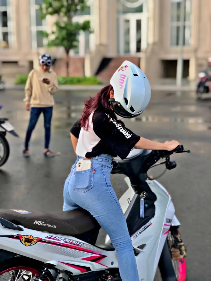 Hình Ảnh Gái Ngồi Xe Độ - Sự Kết Hợp Giữa Sắc Đẹp Và Hiện Đại 32