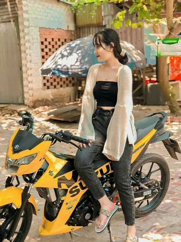 Hình Ảnh Gái Ngồi Xe Độ - Sự Kết Hợp Giữa Sắc Đẹp Và Hiện Đại 39