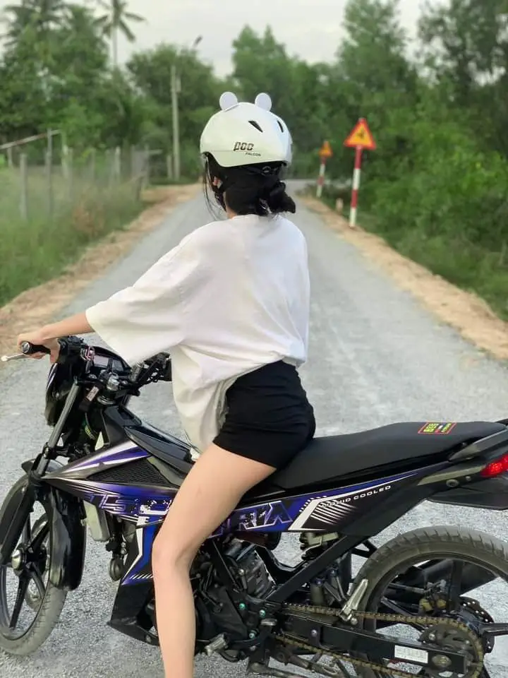 Hình Ảnh Gái Ngồi Xe Độ - Sự Kết Hợp Giữa Sắc Đẹp Và Hiện Đại 41
