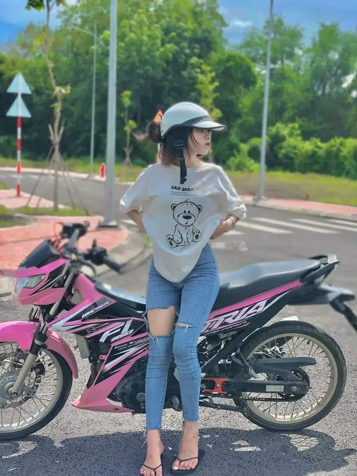 Hình Ảnh Gái Ngồi Xe Độ - Sự Kết Hợp Giữa Sắc Đẹp Và Hiện Đại 44