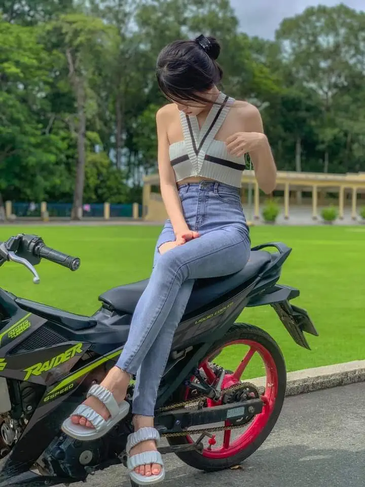 Hình Ảnh Gái Ngồi Xe Độ - Sự Kết Hợp Giữa Sắc Đẹp Và Hiện Đại 60