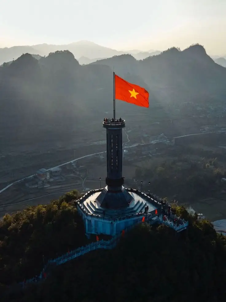 Hình nền cờ Việt Nam cho điện thoại thể hiện tự hào dân tộc 29