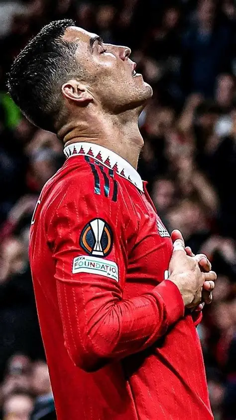 Hình nền Ronaldo MU 4K - Niềm đam mê bóng đá mãnh liệt 12