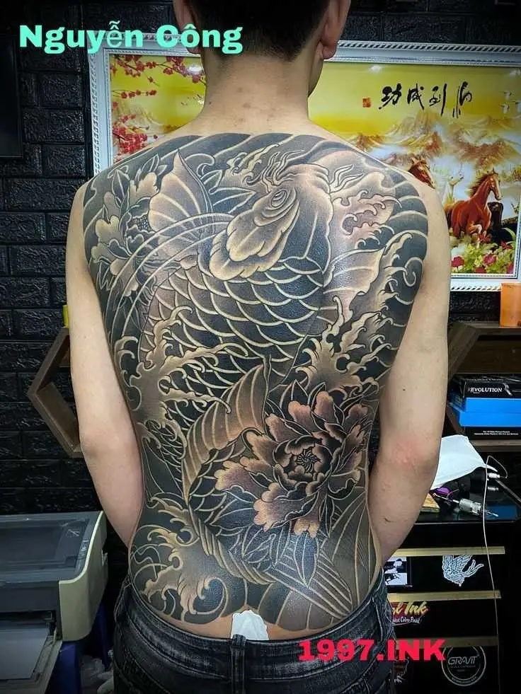 Hình Xăm Cá Chép Full Lưng Trắng Đen - Ý Nghĩa Và Đẹp Đến Từng Chi Tiết 12