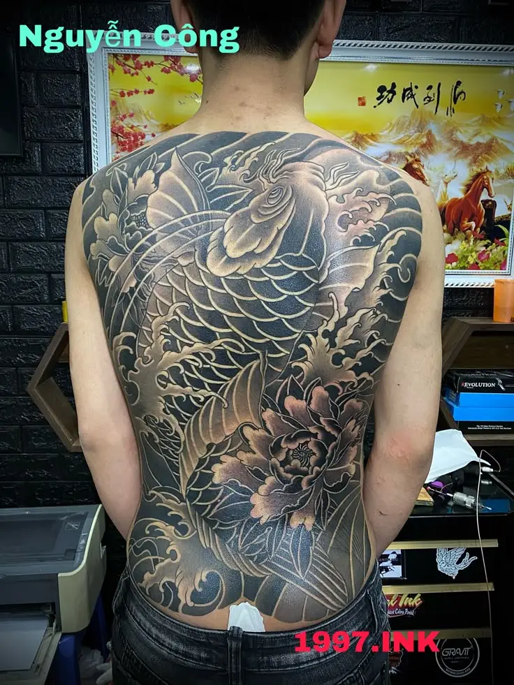 Hình Xăm Cá Chép Kín Lưng Đen Trắng - Ý Nghĩa và Hình Ảnh Nghệ Thuật 5