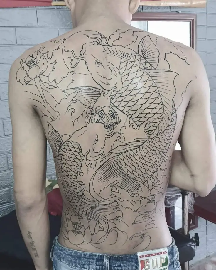 Hình Xăm Cá Chép Kín Lưng Đen Trắng - Ý Nghĩa và Hình Ảnh Nghệ Thuật 57
