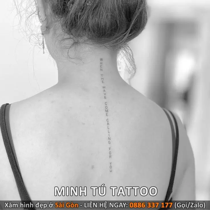 Hình Xăm Chữ Dọc Sống Lưng Nữ: Một Tuyệt Tác Nghệ Thuật Đầy Ý Nghĩa 18