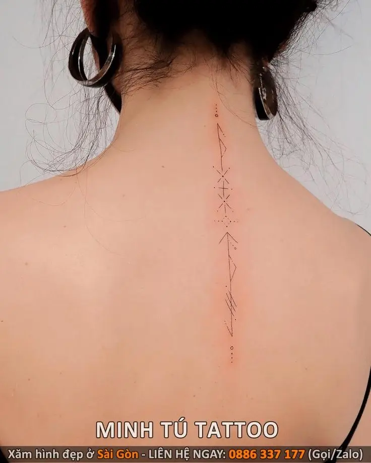Hình Xăm Chữ Dọc Sống Lưng Nữ: Một Tuyệt Tác Nghệ Thuật Đầy Ý Nghĩa 46