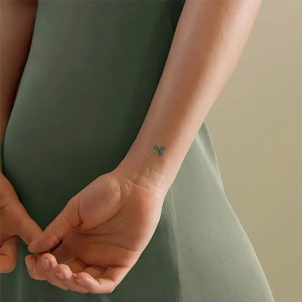 Hình Xăm Cỏ 3 Lá - Biểu Tượng May Mắn và Mẫu Thiết Kế 17