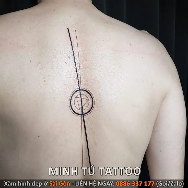 Hình Xăm Dọc Sống Lưng Nữ - Ý Nghĩa Về Sự Quyến Rũ và Mạnh Mẽ 51