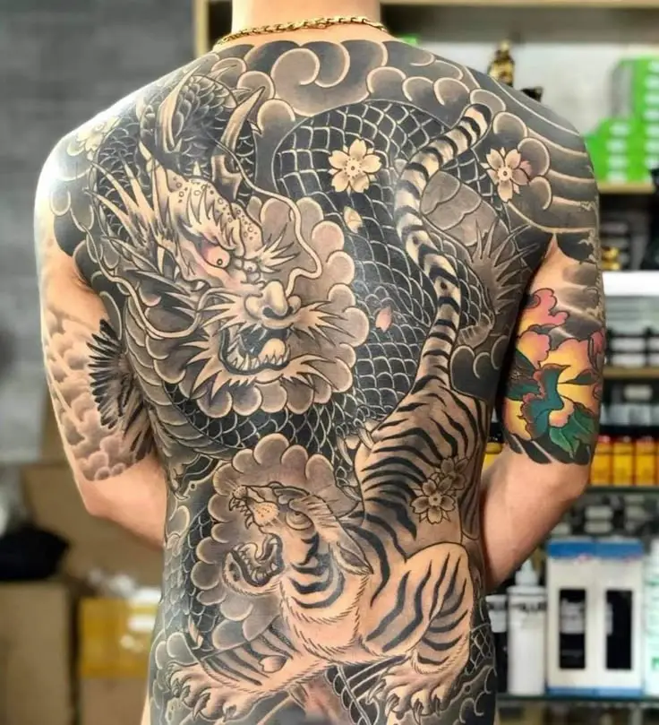 Hình xăm hổ kín lưng đẹp nhất: Sự mạnh mẽ và nguy hiểm 15