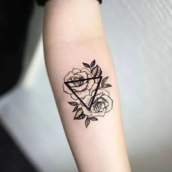 Hình xăm hoa hồng ở tay nam: Từ biểu tượng đến phong cách 8