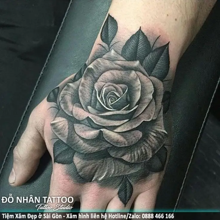 Hình xăm hoa hồng ở tay nam: Từ biểu tượng đến phong cách 23