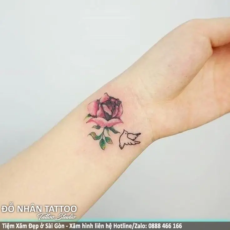 Hình xăm hoa hồng ở tay nam: Từ biểu tượng đến phong cách 36
