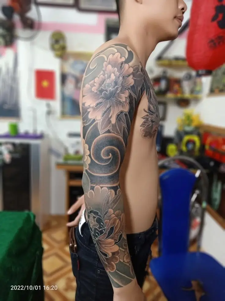 Ý nghĩa hình xăm hoa mẫu đơn trắng đen trong nghệ thuật xăm 69