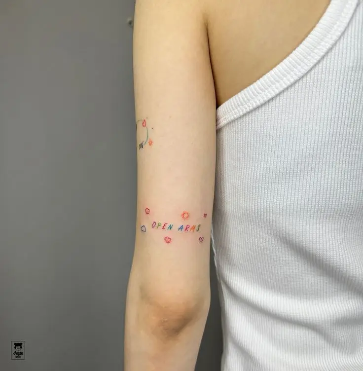 Hình Xăm Mini Ở Bụng Cho Nữ: Phong Cách Nữ Tính và Quyến Rũ 16