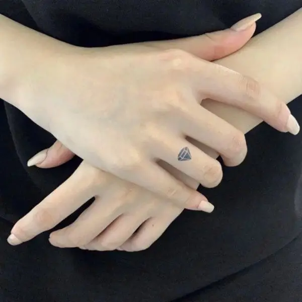 Hình Xăm Mini Ở Ngón Tay - Xu Hướng Hình Xăm Nhỏ Gọn 12
