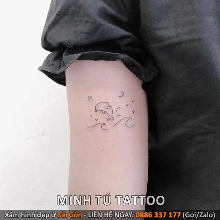 Hình xăm ở bắp tay nữ mini - Sự tinh tế trong từng chi tiết 4