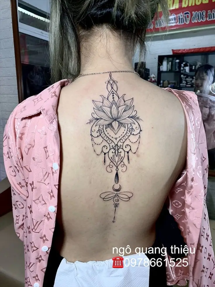 Hình Xăm Sống Lưng Nữ: Tự Tin Khẳng Định Bản Thân Qua Nghệ Thuật 39
