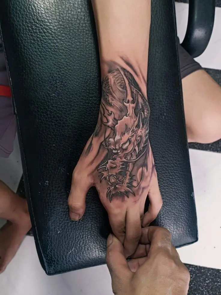 Xăm mu bàn tay nam - Những mẫu hình xăm độc đáo và ấn tượng 59